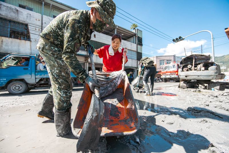 陸軍司令部3日指出，國軍官兵投入災後復原，獲民眾肯定。（陸軍司令部提供）
