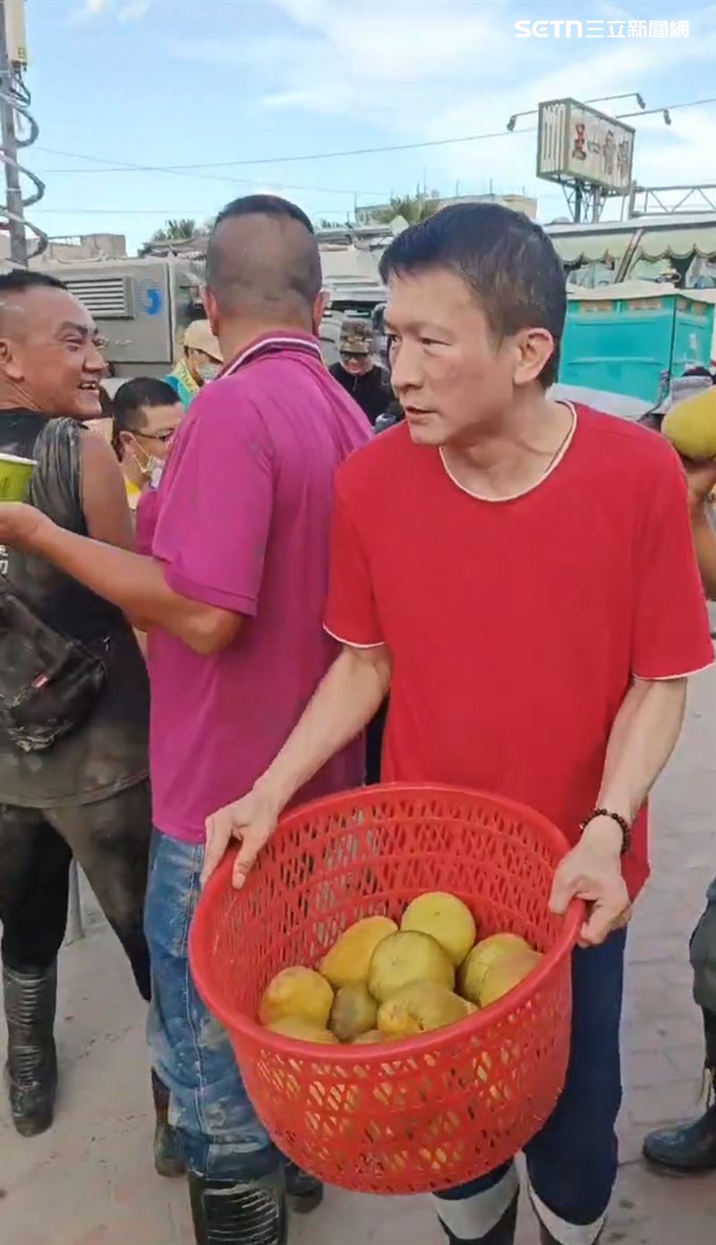 秦楊帶領團隊現身花蓮光復災區，在當地發送涼水、柚子給鏟子超人們。（圖／秦楊提供）