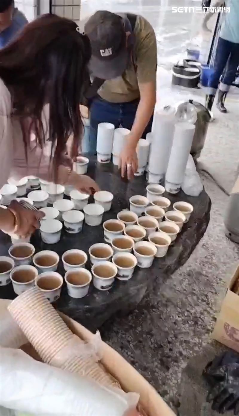 秦楊到光復當地煮綠豆湯、分送涼水給大家。（圖／秦楊提供）