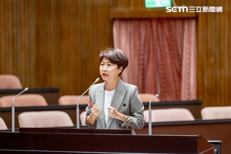 陳亭妃爭取15億台南電纜地下化。（圖／陳亭妃提供）