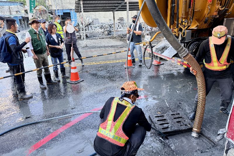 高雄市政府成立跨局處救災團隊，協助花蓮光復災區清除污泥與環境復原，高雄市長陳其邁（後左2）與議長康裕成（後左3）3日前往花蓮慰勉團隊成員並贈加菜金。（高雄市政府提供）