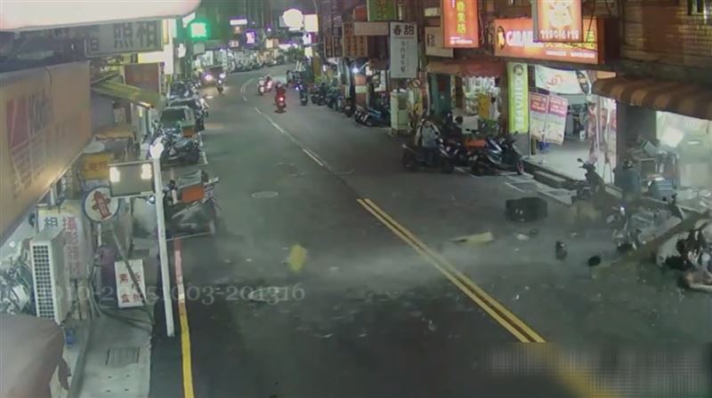 蘆洲便當店氣爆瞬間，整間店的物品噴出。（圖／翻攝畫面）