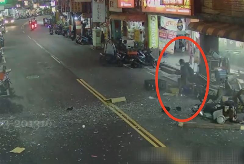 在便當店門口等人的男子，正面承受氣爆威力。（圖／翻攝畫面）