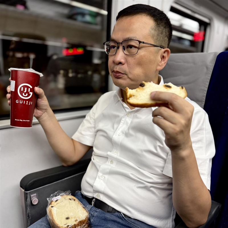 國民黨主席選舉候選人羅智強搭火車趕赴花蓮救災，他認為辯論三場已足夠說明政見。(圖／翻攝羅智強臉書)