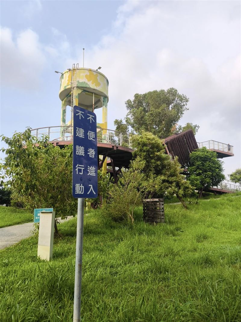 民眾分享，一處公園的告示牌，橫書、直書閱讀都卡卡的，思索片刻後才得知其意思。（圖／翻攝自路上觀察學院臉書）
