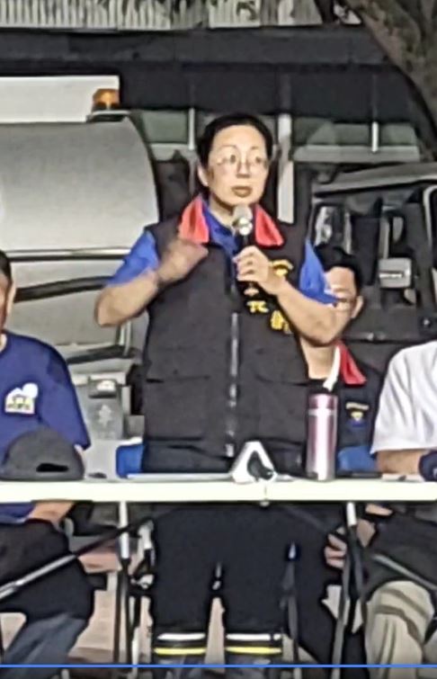 花蓮縣長徐榛蔚出席光復洪災自救會說明會，遭述百災民嗆聲，場面尷尬。（圖／翻攝自Fata'an年祭臉書）