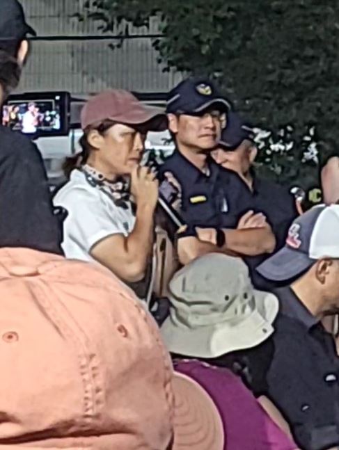 災民陳述意見時，警力在旁維持秩序，以免場面失控。（圖／翻攝自Fata'an年祭臉書）
