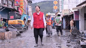 光復洪災自救會　徐榛蔚遭數百災民嗆聲