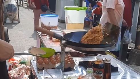 免手痠了？神奇「炒飯機」料理未掉一粒米