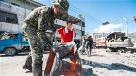 國軍官兵投入花蓮災後復原陸軍司令部3日指出，國軍官兵投入災後復原，獲民眾肯定。（陸軍司令部提供）中央社記者吳書緯傳真 114年10月3日