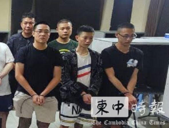 台灣籍電信詐騙集團頭目王勝宇（右2）長期藏身柬埔寨。（圖／翻攝自柬中時報）