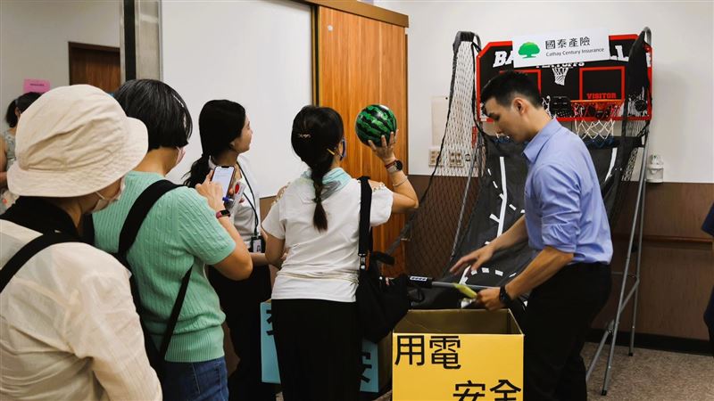 國泰產險透過「投籃機」互動體驗，讓學員選擇「他們所在乎」的議題，從「用電安全」、「交通平安」兩個箱子中選擇籃球投籃，投完後，工作人員會貼上不同顏色的貼紙，以了解學員在乎議題的分布佔比，同時亦能加深學員對這次課程主題的印象。（圖／國泰產險）