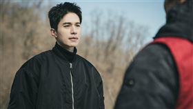 ▲李棟旭在劇中飾演出身於黑道世家、身為第三代長孫的錫哲。（圖／Disney+提供） 