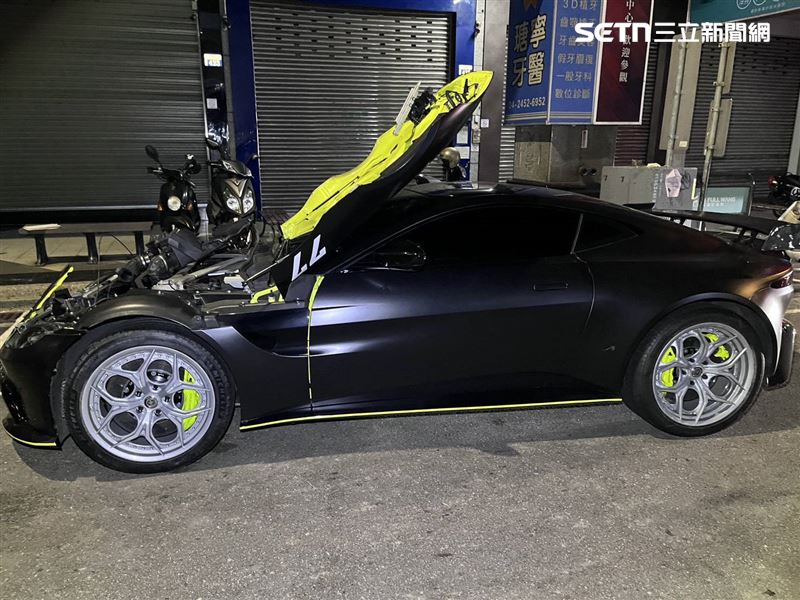 台中深夜發生離譜車禍，要價千萬的奧斯頓馬丁超跑連撞3車，肇事駕駛棄車逃逸。（圖／翻攝畫面）