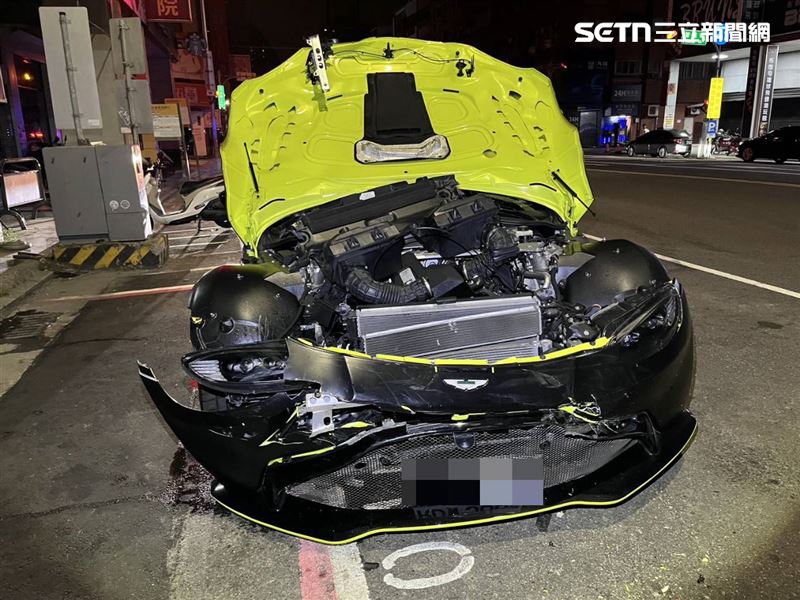 駕駛開租來的千萬奧斯頓馬丁超跑連撞3車後，棄車逃逸。（圖／翻攝畫面）（圖／翻攝畫面）