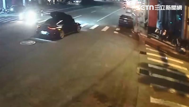 要價千萬的奧斯頓馬丁跑車出車禍後，引擎蓋翹起，駕駛竟繼續往前開。（圖／翻攝畫面）