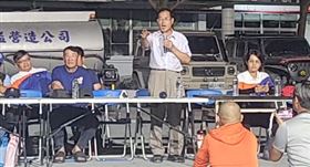 鄭天財滔滔不絕，被災民嗆「坐下」、「不要政見發表」。（圖／翻攝自臉書「FATA'AN年祭」直播）