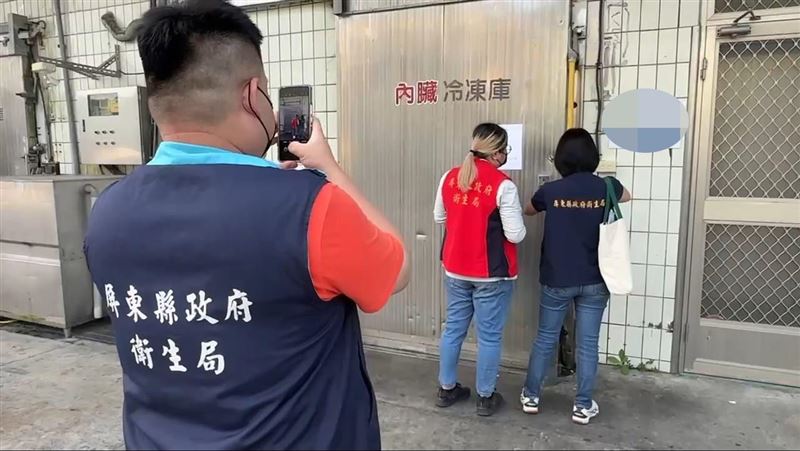 檢調及衛生局人員在廠商內臟冷凍庫外貼上封條。（圖／翻攝畫面）