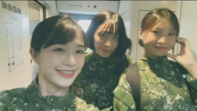 3名正妹女兵利用休假日到花蓮救災。（圖／翻攝靠北長官2020）