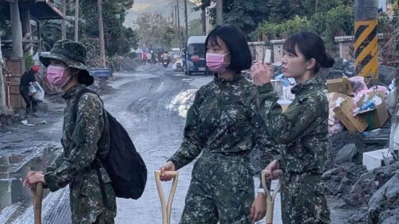 3名正妹女兵利用休假日到花蓮救災。（圖／翻攝靠北長官2020）