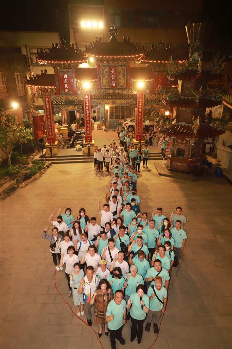 嘉義200人排「鏟子」圖感動全台，連夜誓師搭遊覽車抵達花蓮光復一大早「開工」了。（圖／嘉義縣議員黃嫈珺提供）