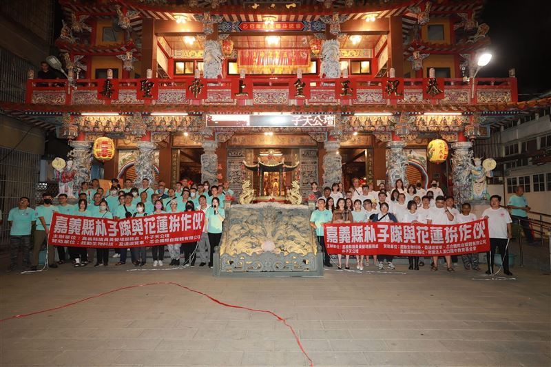 嘉義200人排「鏟子」圖感動全台，連夜誓師搭遊覽車抵達花蓮光復一大早「開工」了。（圖／嘉義縣議員黃嫈珺提供）