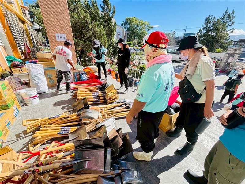 嘉義200人排「鏟子」圖感動全台，連夜誓師搭遊覽車抵達花蓮光復一大早「開工」了。（圖／嘉義縣議員黃嫈珺提供）