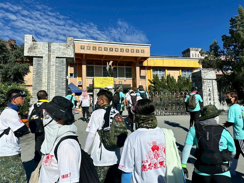 嘉義200人排「鏟子」圖感動全台，連夜誓師搭遊覽車抵達花蓮光復一大早「開工」了。（圖／嘉義縣議員黃嫈珺提供）