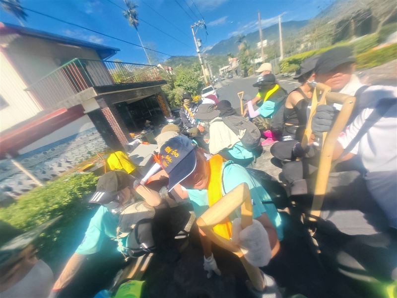 嘉義200人排「鏟子」圖感動全台，連夜誓師搭遊覽車抵達花蓮光復一大早「開工」了。（圖／嘉義縣議員黃嫈珺提供）
