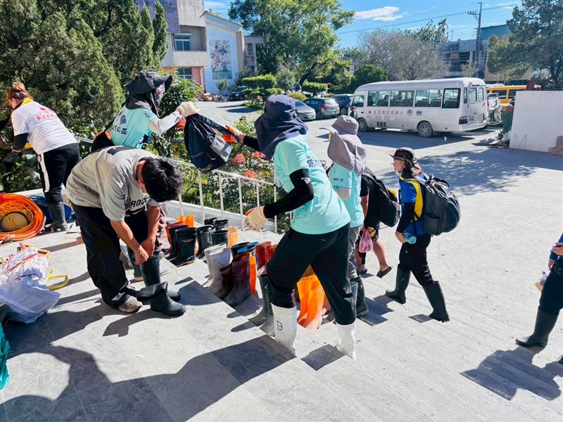 嘉義200人排「鏟子」圖感動全台，連夜誓師搭遊覽車抵達花蓮光復一大早「開工」了。（圖／嘉義縣議員黃嫈珺提供）
