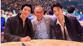 肖戰（右一）出席大灣區電影音樂晚會，中間為英皇集團主席楊受成。（圖／翻攝自微博）
