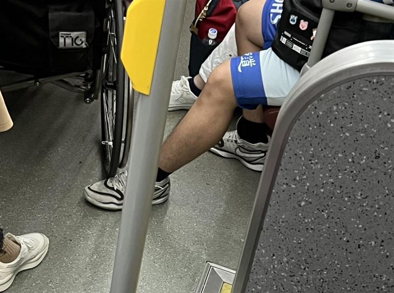 高中生偷偷伸出「善良一腳」，默默守護老翁安全。（圖／翻攝自潔媽臉書）