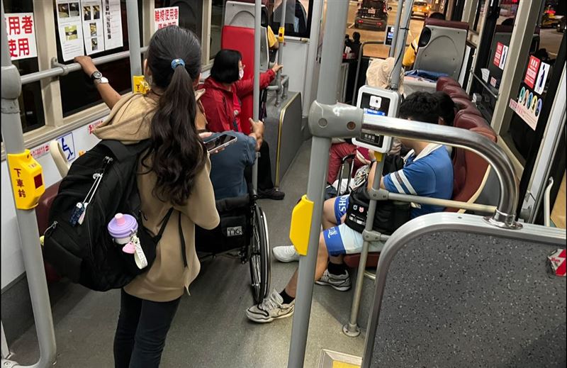 潔媽透露，輪椅老先生在公車上不斷調整位置。（圖／翻攝自潔媽臉書）