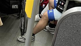 高中生搭公車「善意的一腳」助卡住長者輪椅 暖舉感動4萬人。（圖／翻攝自潔媽臉書）