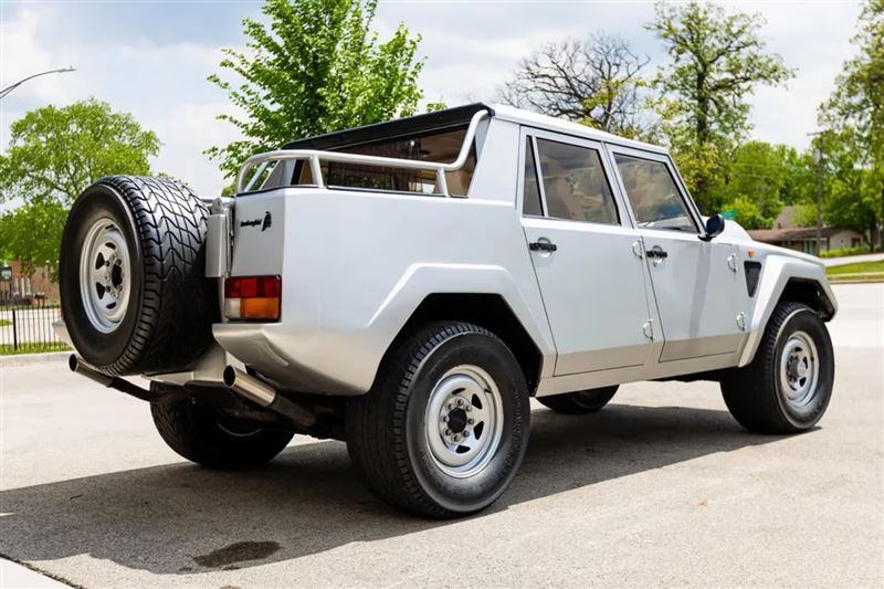 1987年Lamborghini LM002以40萬美元(約台幣1200萬)成交。（圖／翻攝Bring A Trailer網站）