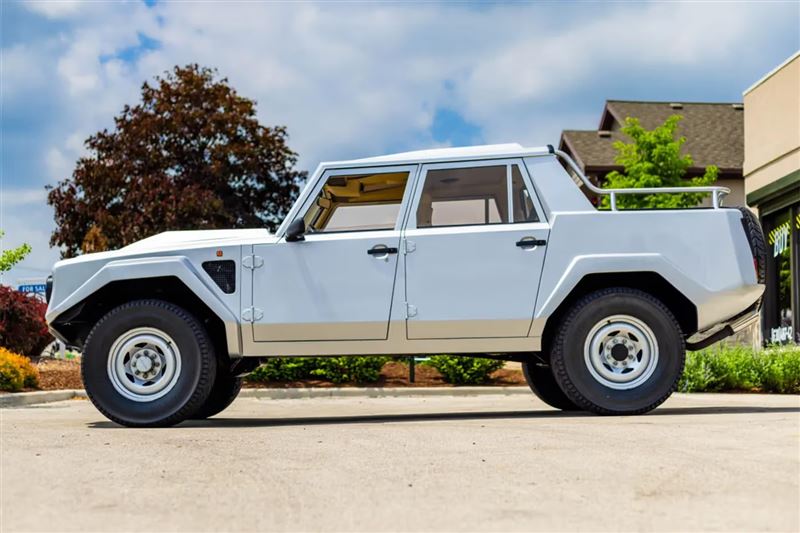 Lamborghini LM002直接把Countach的5.2升V12塞進去。（圖／翻攝Bring A Trailer網站）