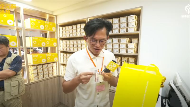 黃國昌光顧館長新開的蛋捲店，館長卻說因為得罪民進黨太深，所以一定要開發票。（圖／翻攝館長惡名昭彰YT）