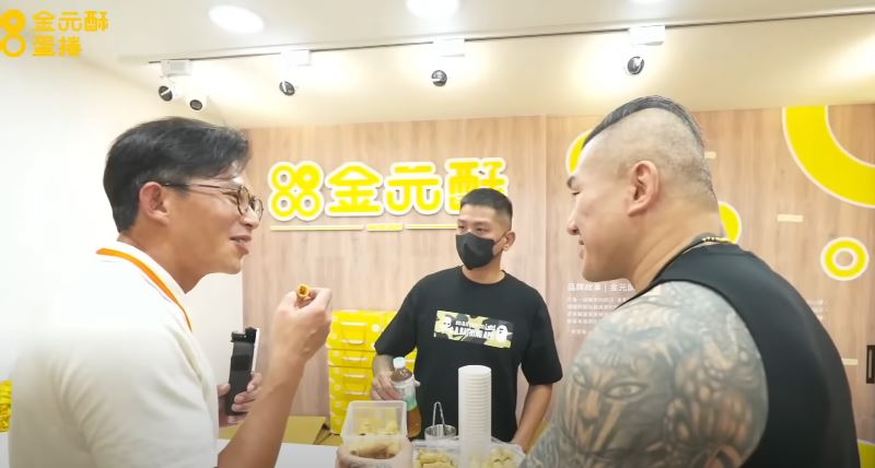 黃國昌光顧館長新開的蛋捲店，館長卻說因為得罪民進黨太深，所以一定要開發票。（圖／翻攝館長惡名昭彰YT）