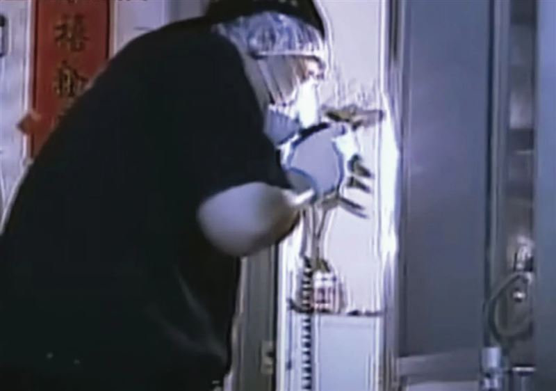 鑑識人員案發後到現場採集相關跡證，尋獲一枚血指紋與保險套。（東森新聞提供）