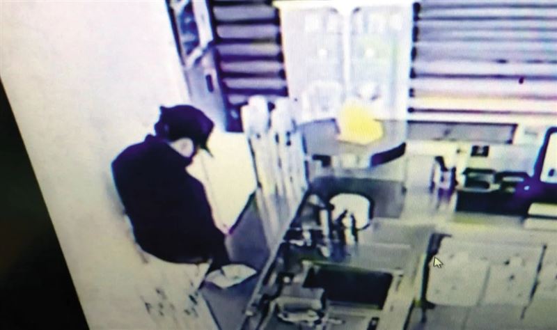 2001年納莉颱風侵台，蘇男趁機潛入多間民宅行竊，行徑大膽。（東森新聞提供）