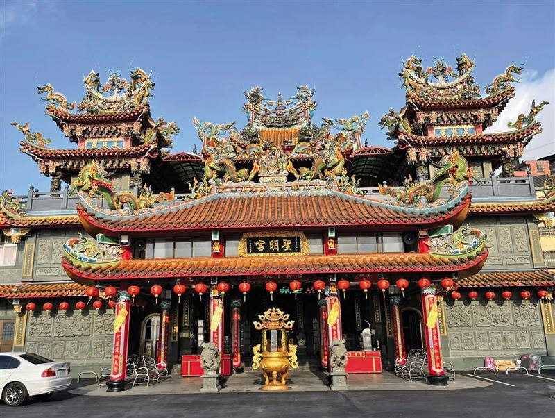 承辦員警帶著蘇男清查竊案時，途經供奉關聖帝君的聖明宮（圖），蘇男竟在廟前自白殺人。（翻攝聖明宮臉書）