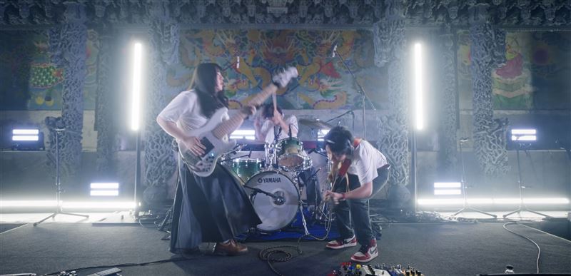 17歲吉他手馮羿（右）領軍「共振效應」樂團表演。（圖／《樂團祭》提供）