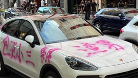 北市信義區1部白色保時捷SUV被人噴漆塗鴉。（圖／翻攝自Threads @6leooo1）