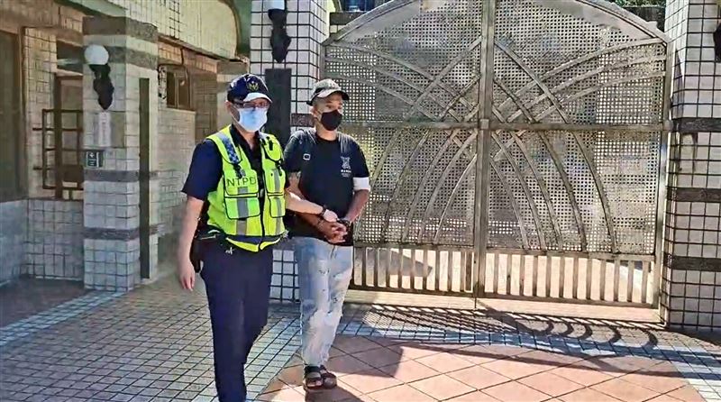 行兇的阮男手部也受傷，由警方戒護準備就醫。（圖／翻攝畫面）