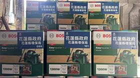 林智群PO照表示，傅崐萁夫妻跟花蓮縣政府也沒閒著，忙著做貼紙，並諷刺縣府是「貼紙超人」，照片中可見高壓清洗機被貼上縣府的標示。（圖／翻攝自林智群臉書）