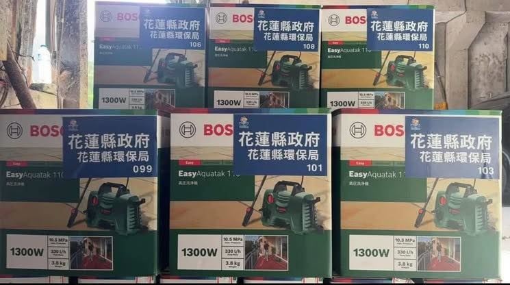 林智群PO照表示，傅崐萁夫妻跟花蓮縣政府也沒閒著，忙著做貼紙，並諷刺縣府是「貼紙超人」，照片中可見高壓清洗機被貼上縣府的標示。（圖／翻攝自林智群臉書）
