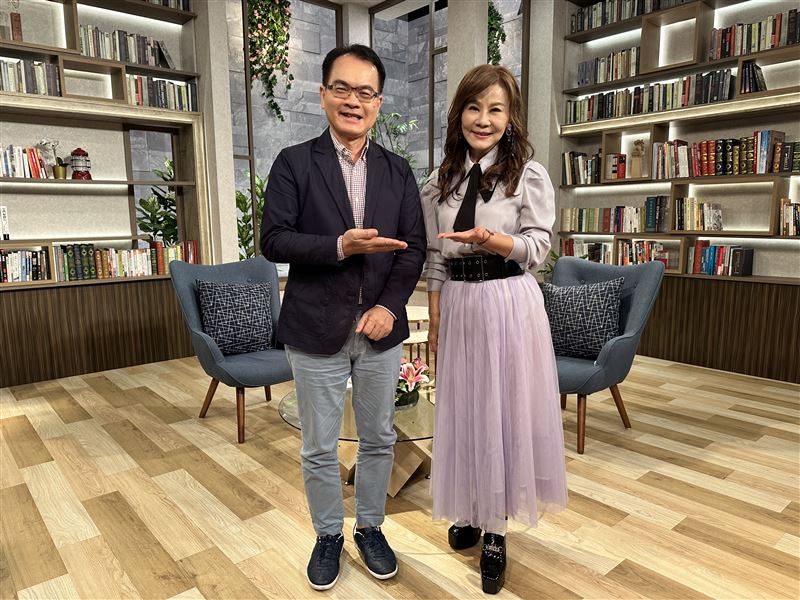 鄭弘儀跟龍千玉合照。（圖／三立提供）