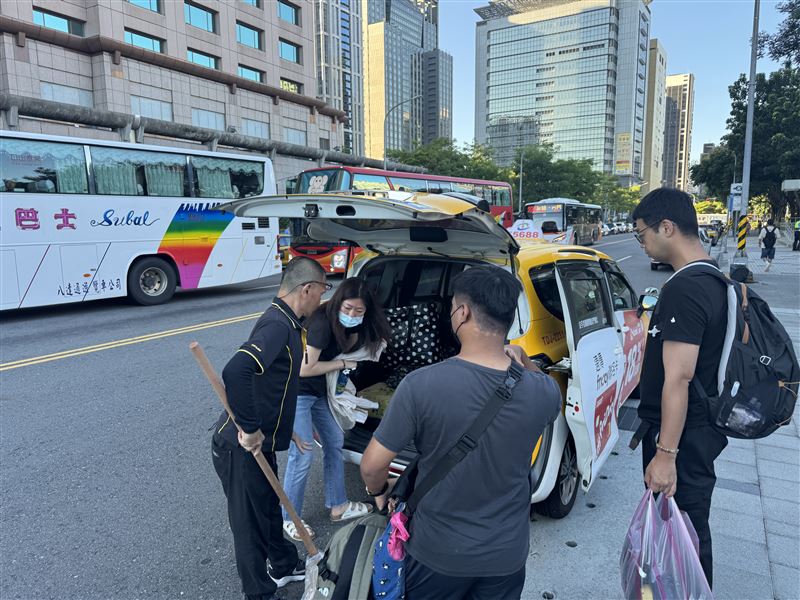 台北超人物資工具上車。（圖／55688台灣大車隊提供）