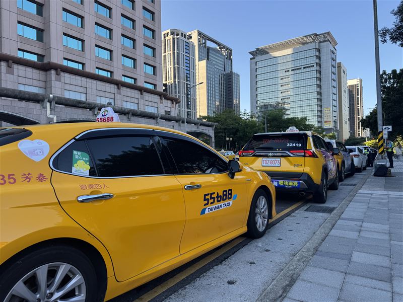 台灣大車隊回應，當天車輛尚未完全停妥，乘客即出手開門導致門把毀損，強調會主動聯繫乘客說明。（示意圖／台灣大車隊提供）