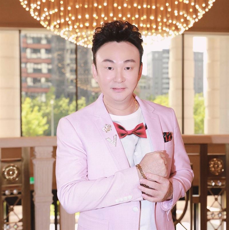 洪毛因猛爆性肝炎被送到加護病房。（圖／翻攝自臉書）